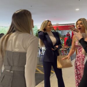 Flávia Viana Instagram - Registros de um abraço BOM DEMAIS! O que eu diria para a menina de 17 anos atrás? 
A sua gargalhada vai te levar a lugares lindos, teima mesmo menina, essa alegria teimosa não vai te abandonar nunca, vai com tudo! 
E o que ela me diria? 
Continue a sonhar, continue a sonhar, sonhar, sonhar… Não pára garota! 
❤️💭