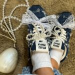 Flávia Viana Instagram - Mais alguém ama customizar tudo o que vê pela frente? Para sair da mesmice e dar uma personalidade no look. Vi esse modelo em alguns vídeos e amei! Super fácil. Vamos aprender juntas? Pérolas e renda no meu @miumiu @newbalance Que tal? 🐚🪡👟📿✂️ #miumiu #tenis #customizacao #newbalance #perolas #moda #reels