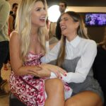 Flávia Viana Instagram - Registros de um abraço BOM DEMAIS! O que eu diria para a menina de 17 anos atrás? A sua gargalhada vai te levar a lugares lindos, teima mesmo menina, essa alegria teimosa não vai te abandonar nunca, vai com tudo! E o que ela me diria? Continue a sonhar, continue a sonhar, sonhar, sonhar… Não pára garota! ❤️💭