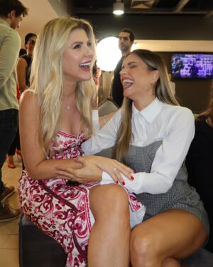 Flávia Viana Instagram - Registros de um abraço BOM DEMAIS! O que eu diria para a menina de 17 anos atrás? 
A sua gargalhada vai te levar a lugares lindos, teima mesmo menina, essa alegria teimosa não vai te abandonar nunca, vai com tudo! 
E o que ela me diria? 
Continue a sonhar, continue a sonhar, sonhar, sonhar… Não pára garota! 
❤️💭