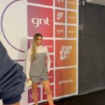 Flávia Viana Instagram - Registros de um abraço BOM DEMAIS! O que eu diria para a menina de 17 anos atrás? A sua gargalhada vai te levar a lugares lindos, teima mesmo menina, essa alegria teimosa não vai te abandonar nunca, vai com tudo! E o que ela me diria? Continue a sonhar, continue a sonhar, sonhar, sonhar… Não pára garota! ❤️💭