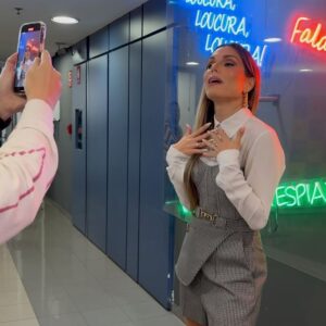 Flávia Viana Instagram - Registros de um abraço BOM DEMAIS! O que eu diria para a menina de 17 anos atrás? 
A sua gargalhada vai te levar a lugares lindos, teima mesmo menina, essa alegria teimosa não vai te abandonar nunca, vai com tudo! 
E o que ela me diria? 
Continue a sonhar, continue a sonhar, sonhar, sonhar… Não pára garota! 
❤️💭