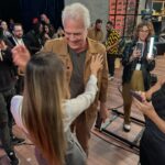 Flávia Viana Instagram - Registros de um abraço BOM DEMAIS! O que eu diria para a menina de 17 anos atrás? A sua gargalhada vai te levar a lugares lindos, teima mesmo menina, essa alegria teimosa não vai te abandonar nunca, vai com tudo! E o que ela me diria? Continue a sonhar, continue a sonhar, sonhar, sonhar… Não pára garota! ❤️💭