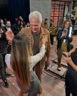 Flávia Viana Instagram - Registros de um abraço BOM DEMAIS! O que eu diria para a menina de 17 anos atrás? 
A sua gargalhada vai te levar a lugares lindos, teima mesmo menina, essa alegria teimosa não vai te abandonar nunca, vai com tudo! 
E o que ela me diria? 
Continue a sonhar, continue a sonhar, sonhar, sonhar… Não pára garota! 
❤️💭