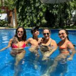 Flávia Viana Instagram - Cringe? Eu? Hehehehhe Aproveitando um relax sob o Solzão da Bahia antes do casório! Aiiii meu ❤️ Vou de Rosinha hoje! #CasamentoMariERomulo