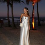 Flávia Viana Instagram - Está muito tarde para postar? 01:21 da manhã? Eu estava vivendo cada segundo desse Luau! Que delícia comemorar o amor, presenciar esse encontro lindo de vocês! E agora nada de queimar a largada, já estou deitadinha de banho tomado prontíssima para já já 💐💍👰🏼 #CasamentoMariERomulo #casamento #bride #amigas #amor