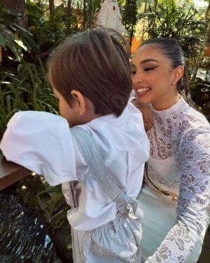 Flávia Viana Instagram - Batizado do Gabriel! 
Que Deus seja a luz que guia e blinda seus caminhos meu filho, estamos aqui sempre para o que der e vier! 
Deus nos abençoe hoje e sempre! 
Amém! ❤️🙏🏼