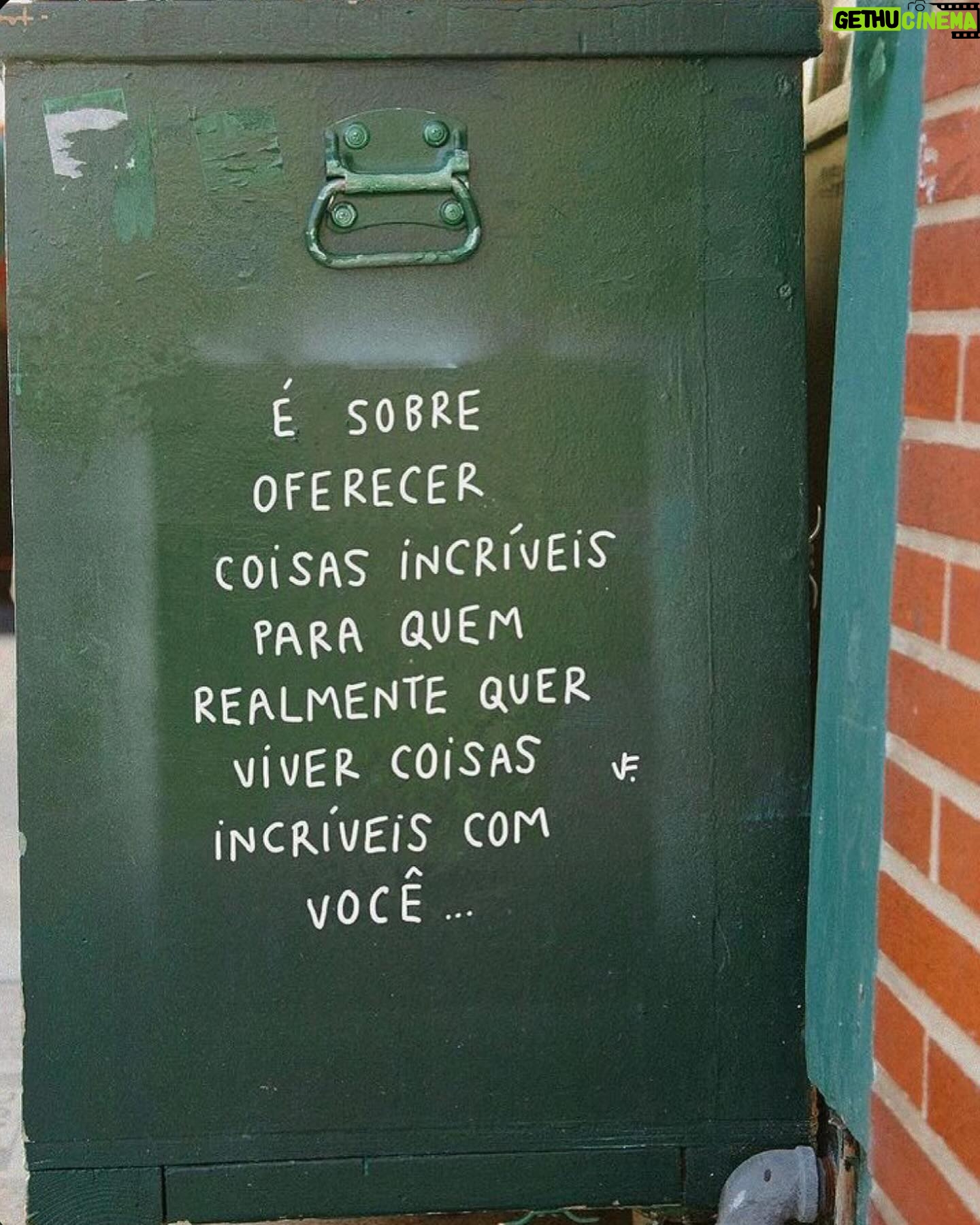 Flávia Viana Instagram - Reflexões de uma boa noite 🌛🙏🏼 Qual delas fala mais com você hoje? 22:22hr