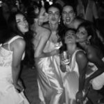Flávia Viana Instagram - Está muito tarde para postar? 01:21 da manhã? Eu estava vivendo cada segundo desse Luau! Que delícia comemorar o amor, presenciar esse encontro lindo de vocês! E agora nada de queimar a largada, já estou deitadinha de banho tomado prontíssima para já já 💐💍👰🏼 #CasamentoMariERomulo #casamento #bride #amigas #amor