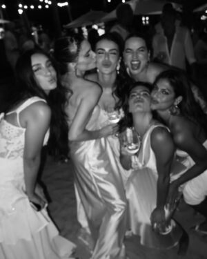 Flávia Viana Instagram - Está muito tarde para postar? 01:21 da manhã? 
Eu estava vivendo cada segundo desse Luau! 
 Que delícia comemorar o amor, presenciar esse encontro lindo de vocês! 
E agora nada de queimar a largada, já estou deitadinha de banho tomado prontíssima para já já 💐💍👰🏼
#CasamentoMariERomulo 

#casamento #bride #amigas #amor