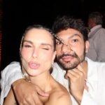 Flávia Viana Instagram - Está muito tarde para postar? 01:21 da manhã? Eu estava vivendo cada segundo desse Luau! Que delícia comemorar o amor, presenciar esse encontro lindo de vocês! E agora nada de queimar a largada, já estou deitadinha de banho tomado prontíssima para já já 💐💍👰🏼 #CasamentoMariERomulo #casamento #bride #amigas #amor