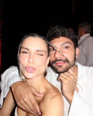 Flávia Viana Instagram - Está muito tarde para postar? 01:21 da manhã? 
Eu estava vivendo cada segundo desse Luau! 
 Que delícia comemorar o amor, presenciar esse encontro lindo de vocês! 
E agora nada de queimar a largada, já estou deitadinha de banho tomado prontíssima para já já 💐💍👰🏼
#CasamentoMariERomulo 

#casamento #bride #amigas #amor