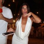 Flávia Viana Instagram - Está muito tarde para postar? 01:21 da manhã? Eu estava vivendo cada segundo desse Luau! Que delícia comemorar o amor, presenciar esse encontro lindo de vocês! E agora nada de queimar a largada, já estou deitadinha de banho tomado prontíssima para já já 💐💍👰🏼 #CasamentoMariERomulo #casamento #bride #amigas #amor