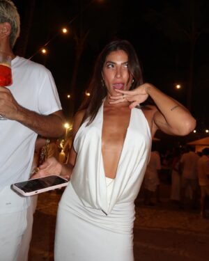 Flávia Viana Instagram - Está muito tarde para postar? 01:21 da manhã? 
Eu estava vivendo cada segundo desse Luau! 
 Que delícia comemorar o amor, presenciar esse encontro lindo de vocês! 
E agora nada de queimar a largada, já estou deitadinha de banho tomado prontíssima para já já 💐💍👰🏼
#CasamentoMariERomulo 

#casamento #bride #amigas #amor