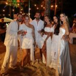 Flávia Viana Instagram - Está muito tarde para postar? 01:21 da manhã? Eu estava vivendo cada segundo desse Luau! Que delícia comemorar o amor, presenciar esse encontro lindo de vocês! E agora nada de queimar a largada, já estou deitadinha de banho tomado prontíssima para já já 💐💍👰🏼 #CasamentoMariERomulo #casamento #bride #amigas #amor