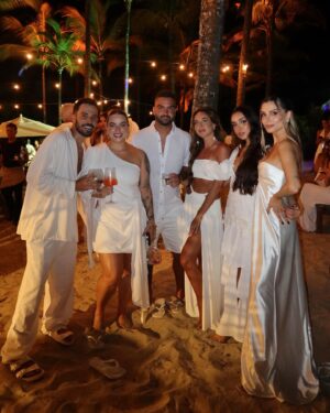 Flávia Viana Instagram - Está muito tarde para postar? 01:21 da manhã? 
Eu estava vivendo cada segundo desse Luau! 
 Que delícia comemorar o amor, presenciar esse encontro lindo de vocês! 
E agora nada de queimar a largada, já estou deitadinha de banho tomado prontíssima para já já 💐💍👰🏼
#CasamentoMariERomulo 

#casamento #bride #amigas #amor