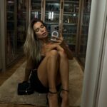 Flávia Viana Instagram - Arrume-se comigoooo!!! Eu já estava com saudade de me arrumar com vocês e reparem só… Eu tenho uma joia em forma de sapato e posso provar!!!! My God!!!! Essa perfeição é @wernercalcados 💎✨ #grwm #shoes #pedras #arrumesecomigo