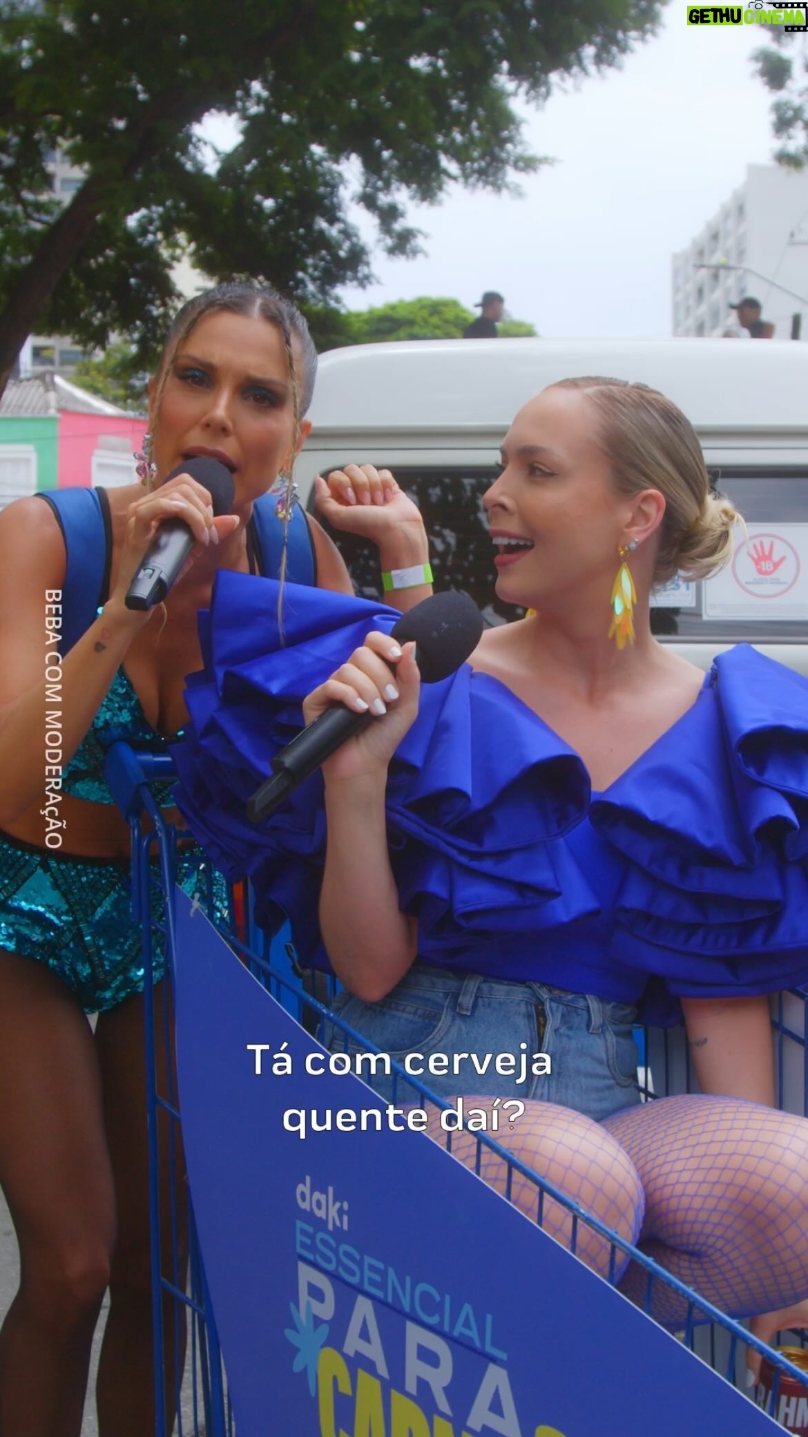 Flávia Viana Instagram - A @appdaki convidou a gente para invadir as ruas do carnaval de São Paulo e ajudar a resolver o maior problema de todo folião: CERVEJA QUENTE! Com a TROCA EXTRAORDINÁRIA, trocamos as cervejas quentes por cervejas geladas ❄️🍺👀 Sua cerveja tá quente aí? Então pede gelada na Daki! Afinal, a Daki é essencial para o seu carnaval 😎💙 baixe o app e garanta várias promoções para se preparar e curtir o carnaval do esquenta até o after! *beba com moderação *proibido para menores de 18 anos #TrocaExtraordinaria #publi