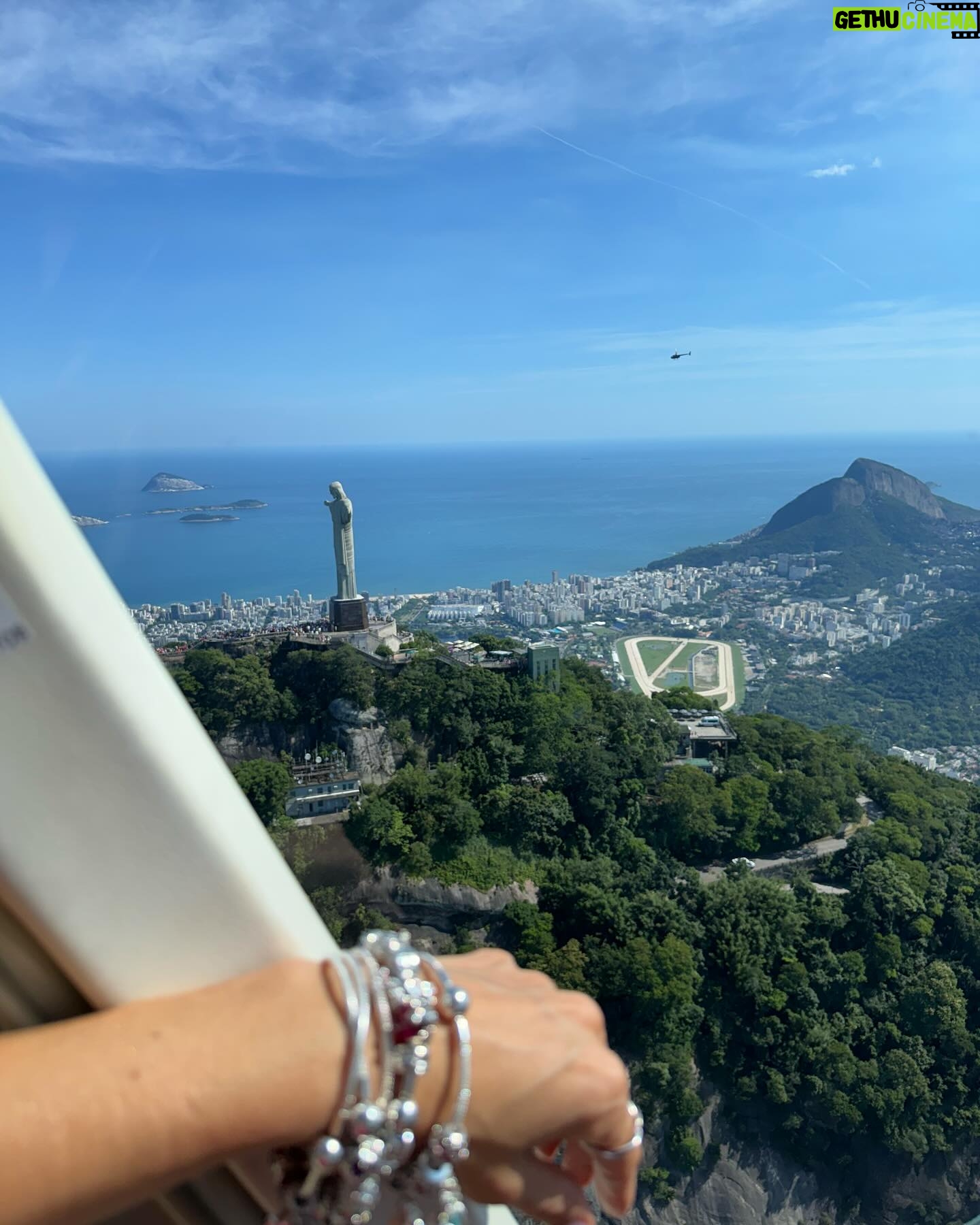 Flávia Viana Instagram - Me despedindo do Carnaval com @theofficialpandora da forma mais linda, sobrevoando a Cidade Maravilhosa e preenchida de boas memórias que levarei comigo! Cada Charm contará um pedacinho do nosso Carnaval! Foi Lindooooo e até breve 🙏🏼💗✨ Dress @theresaoficial Foto @lucasmavinga #PandoraInRio #PandoraSquad24 #PandoraTakesRio #carnaval