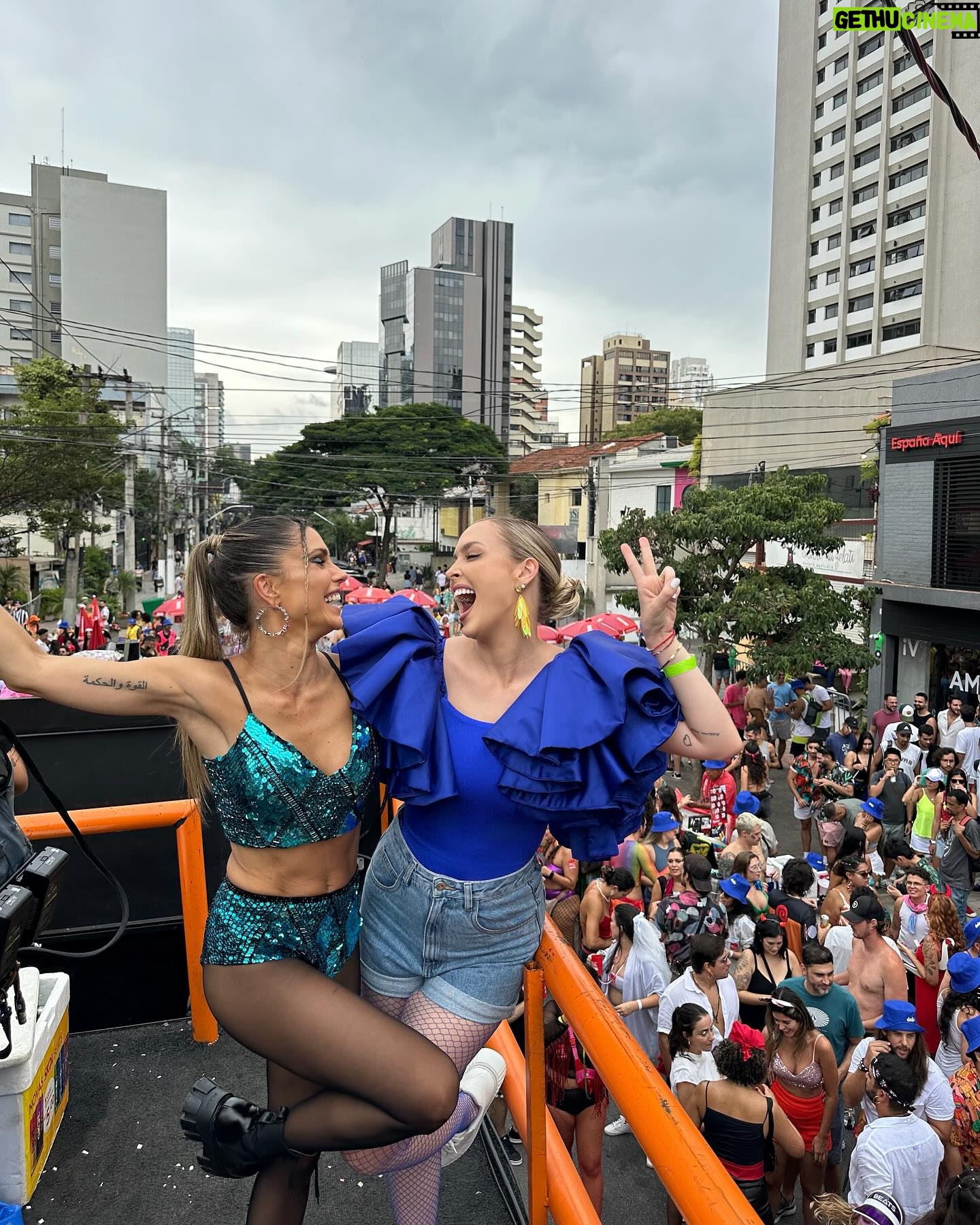 Flávia Viana Instagram - Hoje “invadimos” em dose dupla!! Que delícia de job com a Boss @tata ❤️🎉 A gente riu muito? Sim ou com certeza? Vcs vão conferir essa semana aqui no feed o resultado dessa nossa invasão no Bloquinho em SP! #carnaval #bloquinho #sp #folia