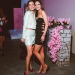 Flávia Viana Instagram - Minha admiração é gigante por essa mulher @nastaciaschacht e essa marca que parece tanto comigo e me sinto em casa @charthoficial O por trás das câmeras é tão leve e gostoso quanto a marca. Que show foi esse para apresentar CHARTH SOIR!!! Uma coleção inspirada na elegância da Riviera Francesa, para a mulher autêntica e de alma solar ✨ Na passarela repleta de deusas incluindo a @izabelgoulart ficamos hipnotizados! Como sempre boquiaberta e ansiosa para usar tudo ❤️ #moda