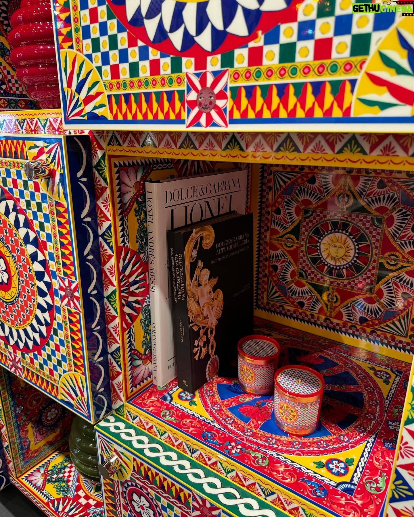Flávia Viana Instagram - D&G Home! Essa loja de Móveis e acessórios @dolcegabbana em Milão chamou nossa atenção. O que é essa mesa de pebolim toda pintada à mão e a única no mundo! 🙀🙀🙀 Gostariam de ter uma casa toda D&G? Cores e mais cores! #moveis #acessorios #home #moda #MFW