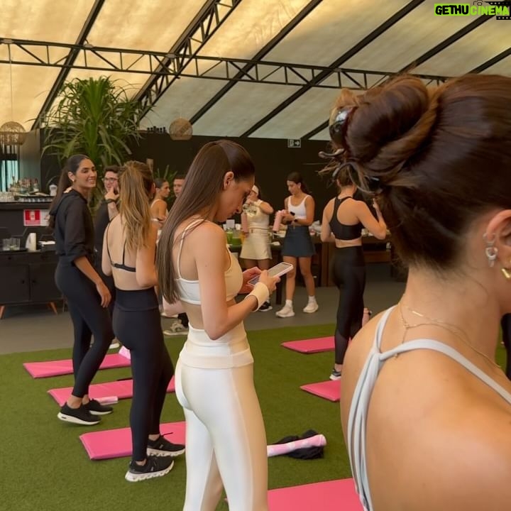 Flávia Viana Instagram - Manhã de liberação de Endorfina!!!!! 🔥 A @charthoficial que não sabe brincar acaba de lançar a linha fitness e já sigo apaixonada por tudo! Eu achando que ia só fazer fotinhas no lançamento me joguei no treinão delíciaaaaa!!! 🏋🏻♀️🤸🏼♂️🫶🏼🎀 #treino #fitness #lançamento