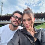 Flavia Pavanelli Instagram – Abril, em seu último dia, me faz refletir. Apesar de suas dores, delícias e emoções, esse foi um mês e tanto. Parece que coube um ano dentro dele. Da mesma forma que fui parar lá do outro lado do mundo, tive ainda mais certeza que o meu tá aqui do meu ladinho e preciso aproveitar cada momento dele. Além de dia 30, hoje também é aniversário do meu pai. De fato, meu verdadeiro braço direito. Esse grande homem me incentiva, me ensina e está do meu lado como ninguém – até hoje. Que sorte eu tenho! Apesar dos desafios, há muito a agradecer. Deixo esse dump como um registro à insanidade de Abril e aproveitar pra dizer que amo muito tudo que está presente nele! Não coube nem 1/3. Que venha Maio 🍂🤎🙏🏼🐻✨🏆🍁💼