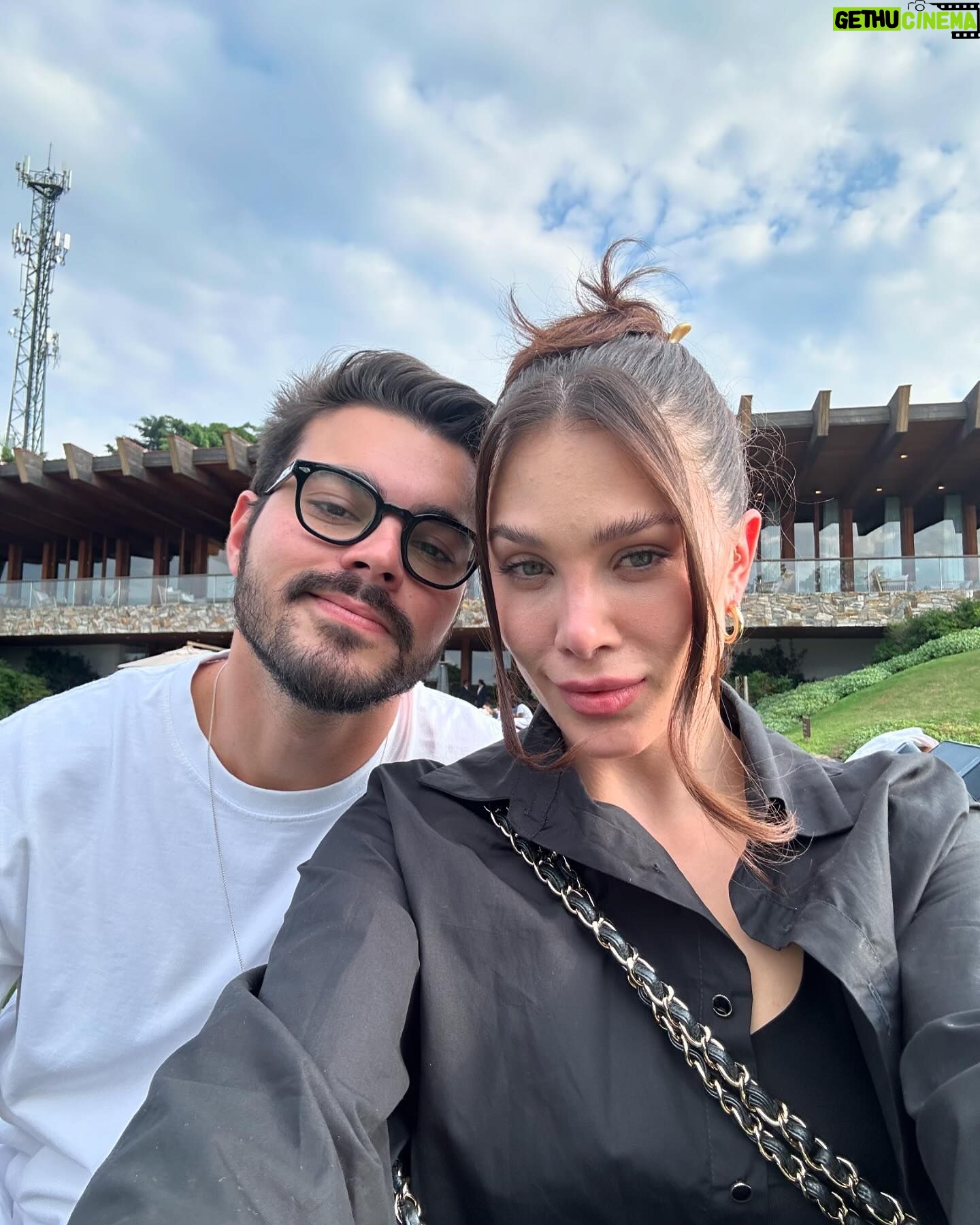 Flavia Pavanelli Instagram - Abril, em seu último dia, me faz refletir. Apesar de suas dores, delícias e emoções, esse foi um mês e tanto. Parece que coube um ano dentro dele. Da mesma forma que fui parar lá do outro lado do mundo, tive ainda mais certeza que o meu tá aqui do meu ladinho e preciso aproveitar cada momento dele. Além de dia 30, hoje também é aniversário do meu pai. De fato, meu verdadeiro braço direito. Esse grande homem me incentiva, me ensina e está do meu lado como ninguém - até hoje. Que sorte eu tenho! Apesar dos desafios, há muito a agradecer. Deixo esse dump como um registro à insanidade de Abril e aproveitar pra dizer que amo muito tudo que está presente nele! Não coube nem 1/3. Que venha Maio 🍂🤎🙏🏼🐻✨🏆🍁💼