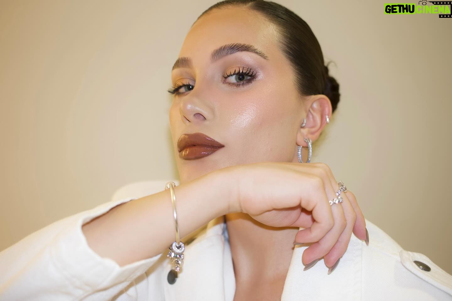 Flavia Pavanelli Instagram - @theofficialpandora girl ✨⭐️ omg, a maior joalheria do mundo é minha nova parceira! E o melhor: já começo dizendo que tem brindes exclusivos para vocês. Nas compras acima de R$499 voce ganha um bracelete lindíssimo e acima de R$899 além dele, você também leva de brinde um porta-jóias especial! Felizzz, felizzz ✨✨✨ #Pandora #pubIi