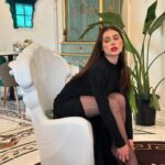 Flavia Pavanelli Instagram – Abril, em seu último dia, me faz refletir. Apesar de suas dores, delícias e emoções, esse foi um mês e tanto. Parece que coube um ano dentro dele. Da mesma forma que fui parar lá do outro lado do mundo, tive ainda mais certeza que o meu tá aqui do meu ladinho e preciso aproveitar cada momento dele. Além de dia 30, hoje também é aniversário do meu pai. De fato, meu verdadeiro braço direito. Esse grande homem me incentiva, me ensina e está do meu lado como ninguém – até hoje. Que sorte eu tenho! Apesar dos desafios, há muito a agradecer. Deixo esse dump como um registro à insanidade de Abril e aproveitar pra dizer que amo muito tudo que está presente nele! Não coube nem 1/3. Que venha Maio 🍂🤎🙏🏼🐻✨🏆🍁💼