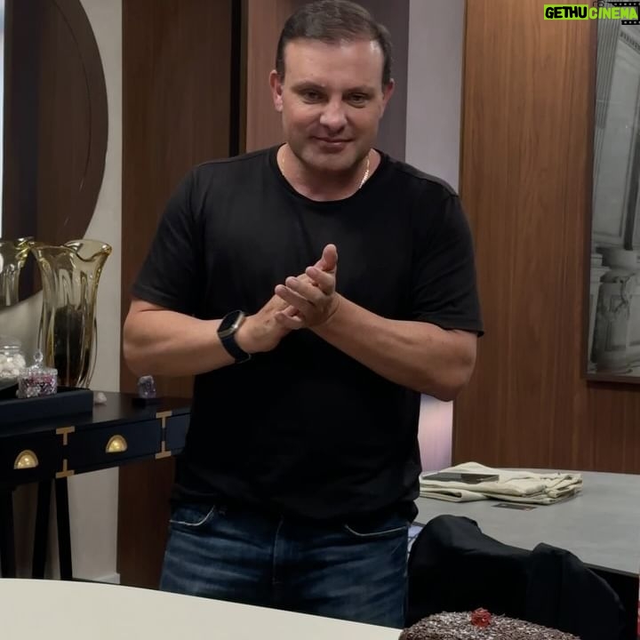 Flavia Pavanelli Instagram - Abril, em seu último dia, me faz refletir. Apesar de suas dores, delícias e emoções, esse foi um mês e tanto. Parece que coube um ano dentro dele. Da mesma forma que fui parar lá do outro lado do mundo, tive ainda mais certeza que o meu tá aqui do meu ladinho e preciso aproveitar cada momento dele. Além de dia 30, hoje também é aniversário do meu pai. De fato, meu verdadeiro braço direito. Esse grande homem me incentiva, me ensina e está do meu lado como ninguém - até hoje. Que sorte eu tenho! Apesar dos desafios, há muito a agradecer. Deixo esse dump como um registro à insanidade de Abril e aproveitar pra dizer que amo muito tudo que está presente nele! Não coube nem 1/3. Que venha Maio 🍂🤎🙏🏼🐻✨🏆🍁💼