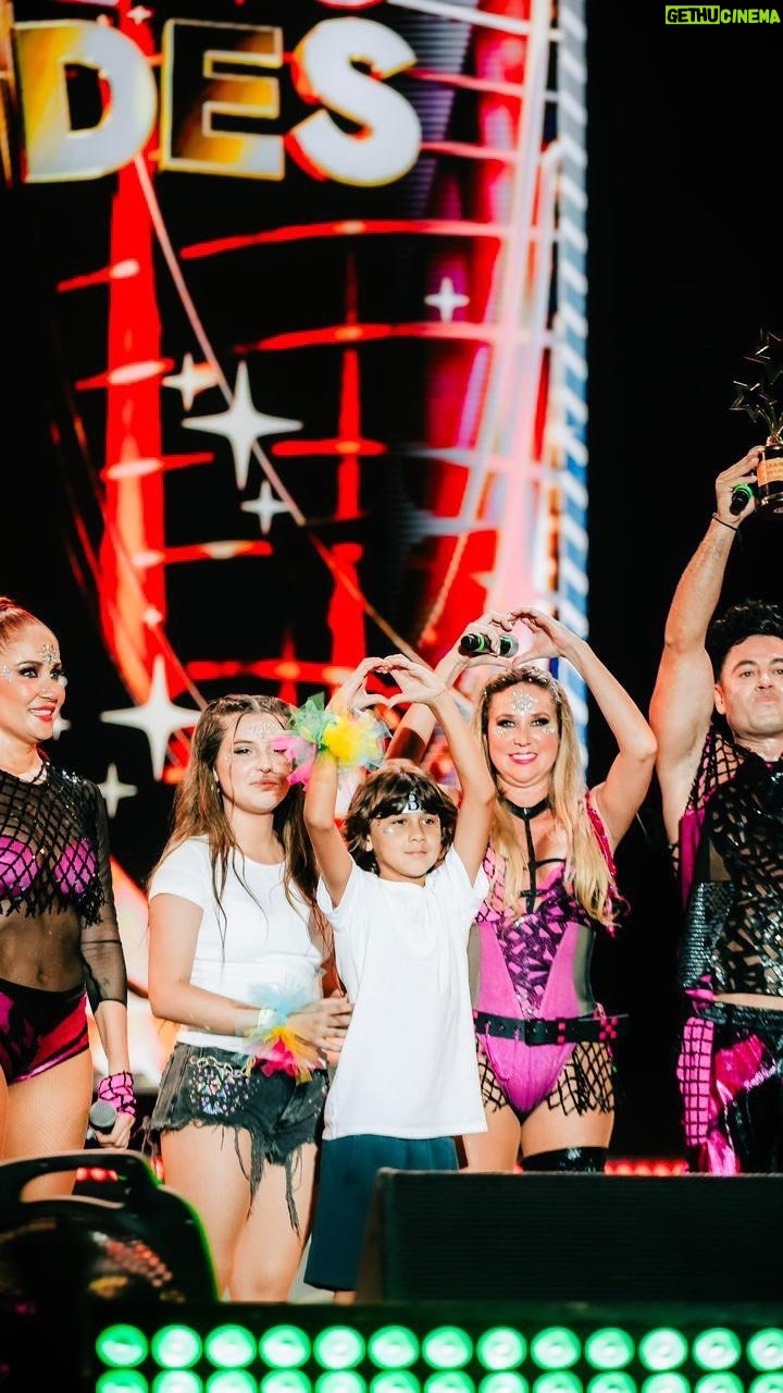 Flaviana Seeling Instagram - Que emoción compartir escenario con mis hijos @giuliborlando y @gianlucasplay ❤️. Un verdadero sueño hecho realidad, haber bailado juntos, verlos disfrutar y ver las sonrisas en sus caritas❤️. Gracias a mi amigo @alex_lemus_ por hacer esto realidad y por tremenda escuela de danza que siempre demuestra su calidad. Estoy con el corazón lleno de agradecimiento y amor 🥰 . Gracias, gracias, gracias ✨