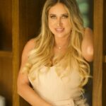 Flaviana Seeling Instagram - ¡Corazones vibrantes! Hoy quiero recordarte que cada día es una nueva oportunidad para ser la mejor versión de ti mismo. 💪🌟 Te invito a unirte a Soy Vibrante, donde encontrarás una guía para inspirarte y motivarte en tu camino hacia el éxito y la felicidad. ¿ Estás listo para brillar con nosotros? 🚀 ❤️. #soyvibrante #comunidad #coaching #flavianaseeling #amorpropio #cursos #nuevasenergias Foto by @undress_mag @renaissancesantiagohotel @pablopollmann @soy.vibrante