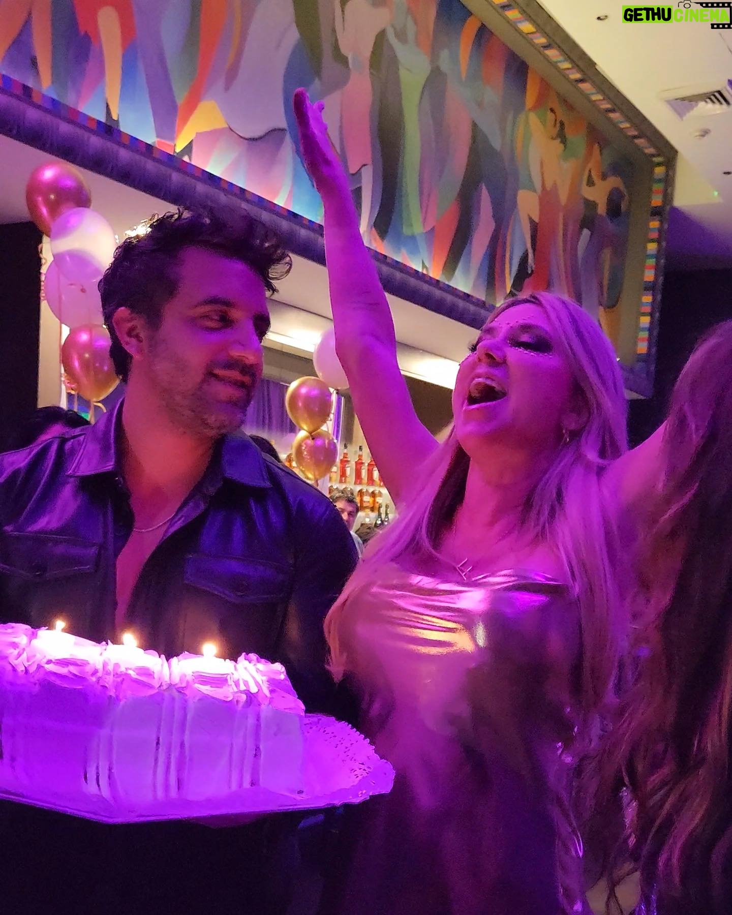 Flaviana Seeling - 2.2K Likes - Gracias a todos los que me acompañaron en la celebración de mi cumpleaños 😍💖 fue una noche increíble! Llena de amor, risas, cariño y mucha diversión!!! 🎂💖
Primeras fotos! Ya les mostraré más de lo que vivimos, para que estén atentos 🤫, así que cumpleaños parte 1!
Paso a agradecer a @flamaprime por la mejor fiesta de cumpleaños! 😍
@darkfilms_pro por siempre acompañarme y entregar las mejores fotos y videos
@sik_producciones por las maravillosas letras led y cámara 360 🤩
@franpi_cam por el increíble show de robot led🤩
@noecreaciones.cl cl por crear el mejor ambiente con una decoración espectacular! 🤩
Gracias a todos los que ayudaron a que esta celebración fuera posible😍.