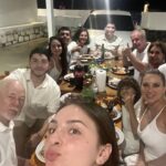 Flaviana Seeling Instagram – Feliz día del amor en todas sus formas y colores! ✨🤍
Amor de pareja, familia, amigos… debo decirles que soy una bendecida y agradecida de todas las personas que me rodean, tengo un esposo maravilloso, hijos perfectos, familia increíble y amigos que siempre están al pie del cañón.
Gracias a ellos por todo lo que me entregan día tras día, son mi pilar fundamental y quiero celebrarlos cada día! Los amo!!!!
Y aunque sea una fecha más comercial, celebren el amor, disfrútenlo, es la fuerza mas grande que existe, que nunca les falten excusas para tomarse un tiempo con su gente y cargar sus baterías 🔋 🤍.