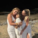 Flaviana Seeling Instagram – Feliz día del amor en todas sus formas y colores! ✨🤍
Amor de pareja, familia, amigos… debo decirles que soy una bendecida y agradecida de todas las personas que me rodean, tengo un esposo maravilloso, hijos perfectos, familia increíble y amigos que siempre están al pie del cañón.
Gracias a ellos por todo lo que me entregan día tras día, son mi pilar fundamental y quiero celebrarlos cada día! Los amo!!!!
Y aunque sea una fecha más comercial, celebren el amor, disfrútenlo, es la fuerza mas grande que existe, que nunca les falten excusas para tomarse un tiempo con su gente y cargar sus baterías 🔋 🤍.
