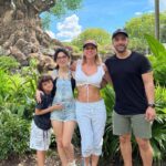 Flaviana Seeling Instagram – Feliz día del amor en todas sus formas y colores! ✨🤍
Amor de pareja, familia, amigos… debo decirles que soy una bendecida y agradecida de todas las personas que me rodean, tengo un esposo maravilloso, hijos perfectos, familia increíble y amigos que siempre están al pie del cañón.
Gracias a ellos por todo lo que me entregan día tras día, son mi pilar fundamental y quiero celebrarlos cada día! Los amo!!!!
Y aunque sea una fecha más comercial, celebren el amor, disfrútenlo, es la fuerza mas grande que existe, que nunca les falten excusas para tomarse un tiempo con su gente y cargar sus baterías 🔋 🤍.