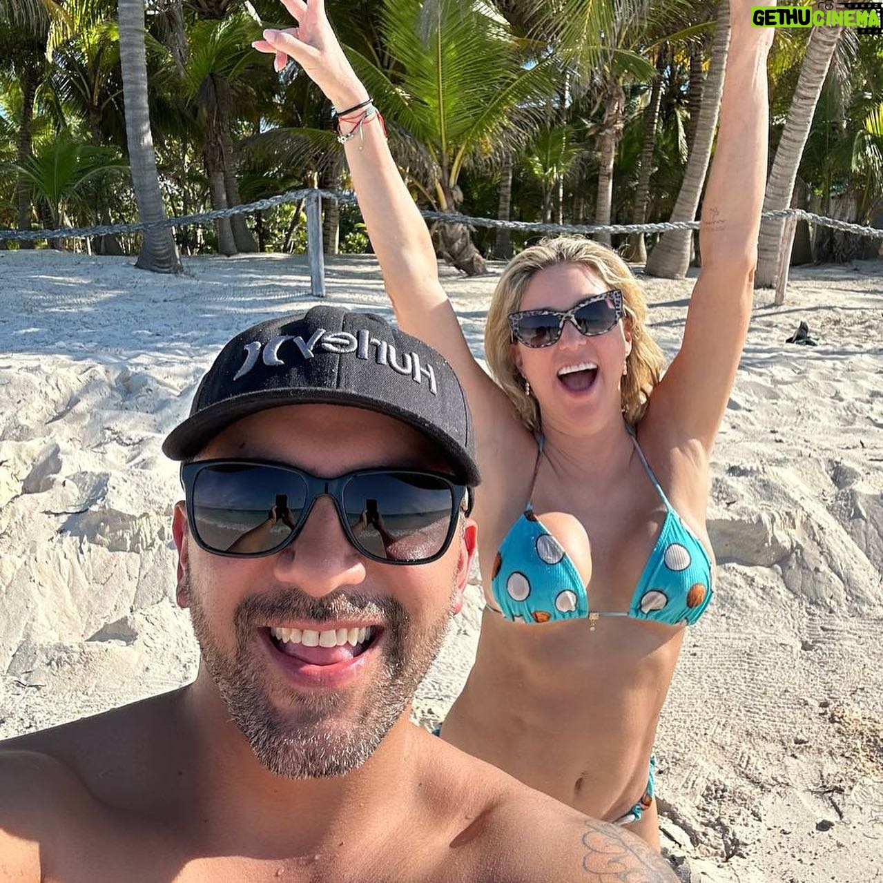 Flaviana Seeling - 4.5K Likes - Tener un compañero es magia, estar juntos apoyándonos en cada etapa de nuestra vida ha sido fundamental!
Este viaje fue tan especial para nosotros 🥰 .
A veces no entendemos lo que la vida nos regala, por eso es importante creer en Dios y en que nos seguirá guiando por el mejor camino 🙏🏻.
Amor, gracias por todo lo que me entregas a diario, por hacerme reír y compartir locuras 💖
Te amo @orlando_carmona ♥️
Experiencia increíble en @unico2087 😍
#myunicoexperience
UNICO 20°87°, Hotel Riviera Maya 📍
🙌🏻🌴