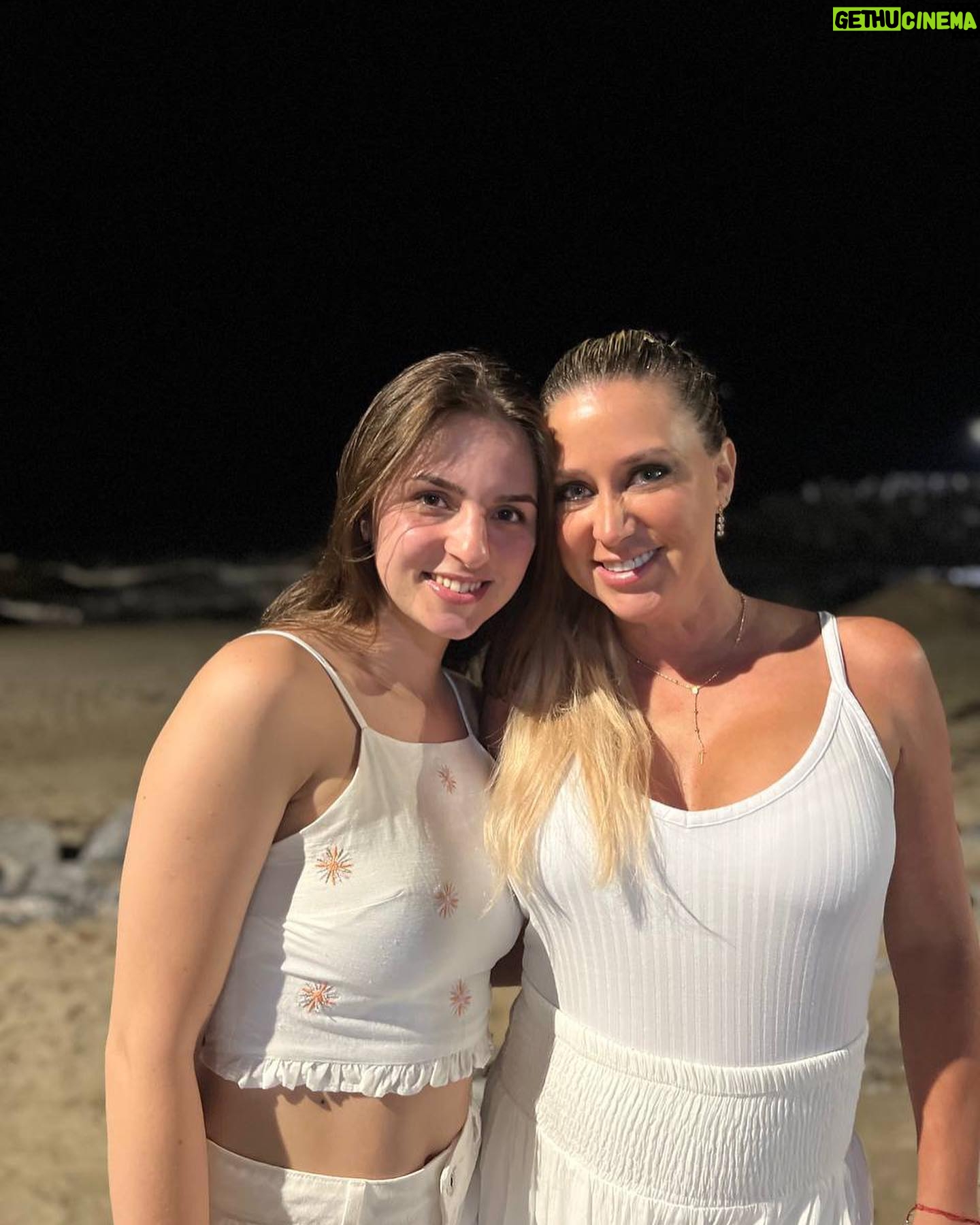 Flaviana Seeling Instagram - Gracias Dios por permitirme empezar el 2024 de la mejor forma posible! ✨🤍. Gracias 2023 por cada aprendizaje, incluso te agradezco cada lágrima que me ha permitido ser mi mejor versión 🤍✨. Gracias a todos ustedes! Que me acompañan en mis locuras y forman parte de mi familia de instagram ✨🤍. Recién estamos llegando de Brasil 🇧🇷 mi país natal que tiene mi cariño , a Chile 🇨🇱 el país que tiene mi corazón ♥️ y me ha recibido con los brazos abiertos. No imaginan lo maravilloso y necesario que era este viaje, por muchos años no pude pasar Año Nuevo al lado de los que amo, recargar baterias con la familia es una de las bendiciones mas grandes que existen. Gracias! Los amo!