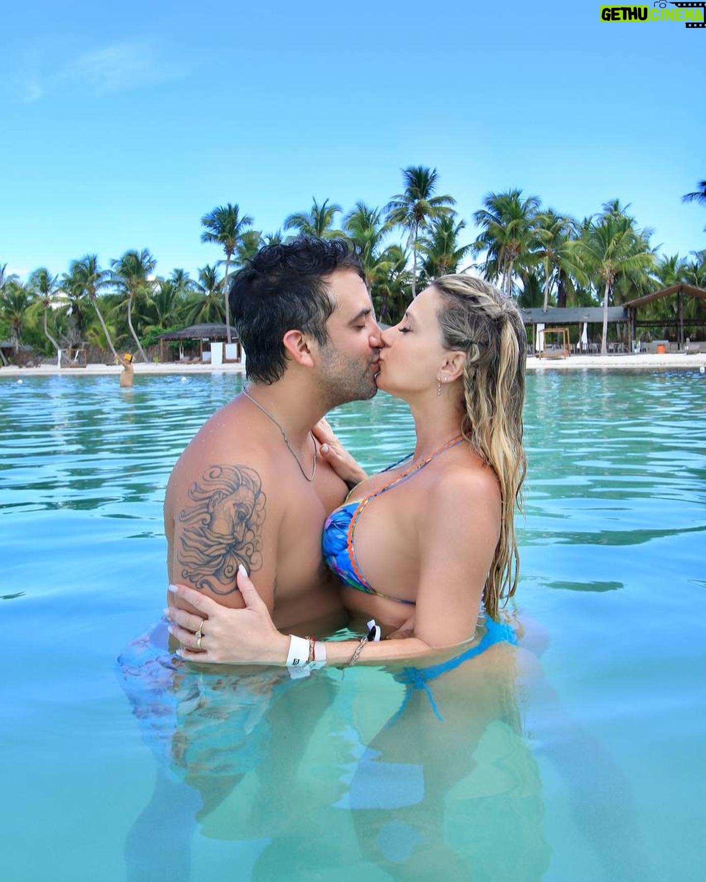 Flaviana Seeling - 7.9K Likes - Mi gran compañero que me regaló la vida ❤️ lo que siempre quise y esperé, gracias esposo mío por ser mi partner en cada aventura, por escucharme, aconsejarme y mostrarme tu visión tan bonita de las cosas, te amo ❤️.