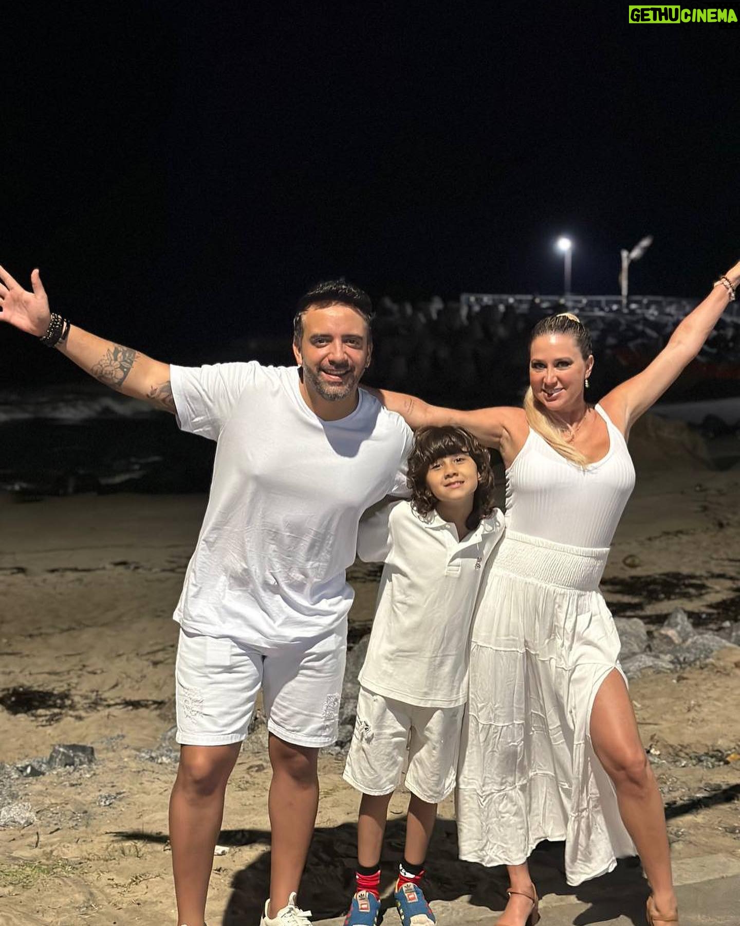 Flaviana Seeling Instagram - Gracias Dios por permitirme empezar el 2024 de la mejor forma posible! ✨🤍. Gracias 2023 por cada aprendizaje, incluso te agradezco cada lágrima que me ha permitido ser mi mejor versión 🤍✨. Gracias a todos ustedes! Que me acompañan en mis locuras y forman parte de mi familia de instagram ✨🤍. Recién estamos llegando de Brasil 🇧🇷 mi país natal que tiene mi cariño , a Chile 🇨🇱 el país que tiene mi corazón ♥️ y me ha recibido con los brazos abiertos. No imaginan lo maravilloso y necesario que era este viaje, por muchos años no pude pasar Año Nuevo al lado de los que amo, recargar baterias con la familia es una de las bendiciones mas grandes que existen. Gracias! Los amo!