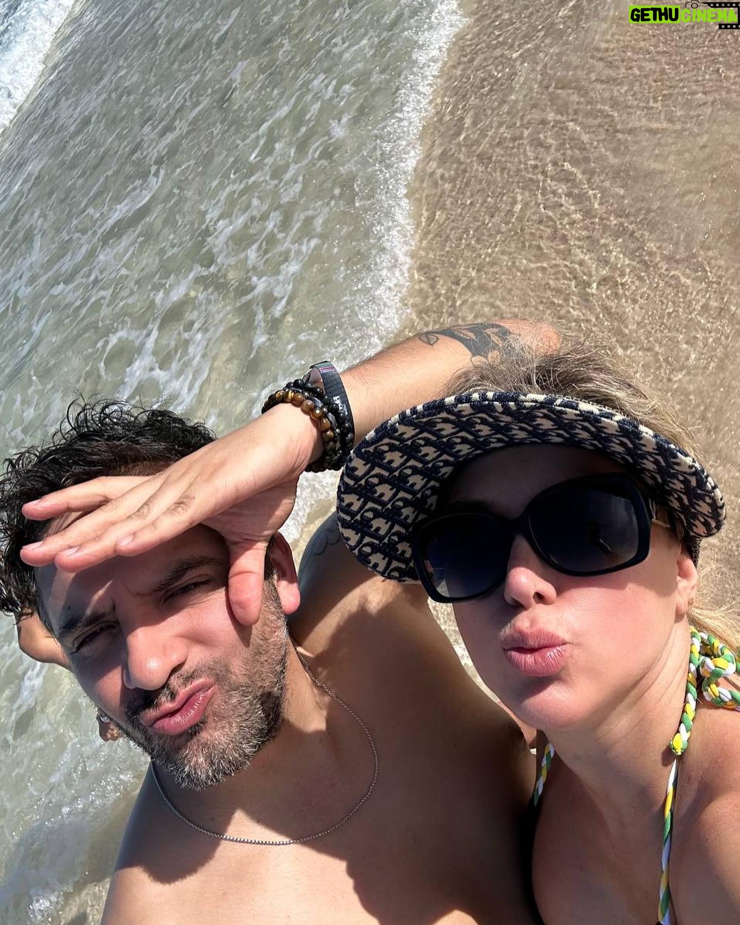 Flaviana Seeling - 7.9K Likes - Mi gran compañero que me regaló la vida ❤️ lo que siempre quise y esperé, gracias esposo mío por ser mi partner en cada aventura, por escucharme, aconsejarme y mostrarme tu visión tan bonita de las cosas, te amo ❤️.
