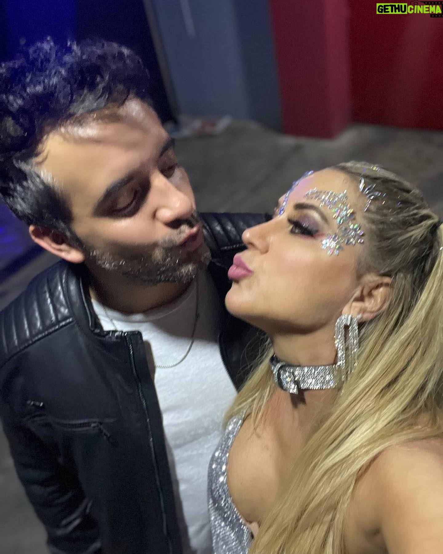 Flaviana Seeling - 7.9K Likes - Mi gran compañero que me regaló la vida ❤️ lo que siempre quise y esperé, gracias esposo mío por ser mi partner en cada aventura, por escucharme, aconsejarme y mostrarme tu visión tan bonita de las cosas, te amo ❤️.