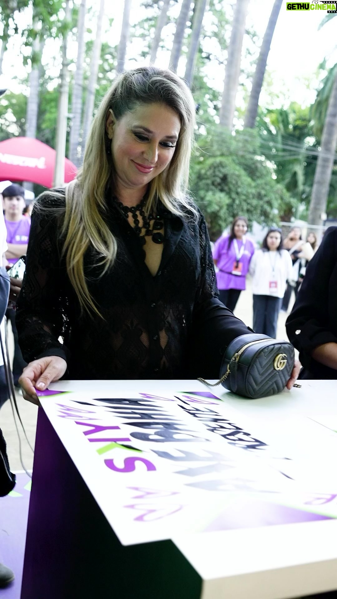 Flaviana Seeling - 279 Likes - ¡Con competencia de baile y todo! Así fue la cuarta noche llena de energía en el Stand SKY en la Quinta Vergara. Una noche llena de emoción donde vibramos con el ritmo de Brasil, también regalamos pasajes y premios para los participantes 🤩🇧🇷
¿Te gustó la dinámica del día 4? 🙌
#publicidad
#skyairline #SKY #viña2024
