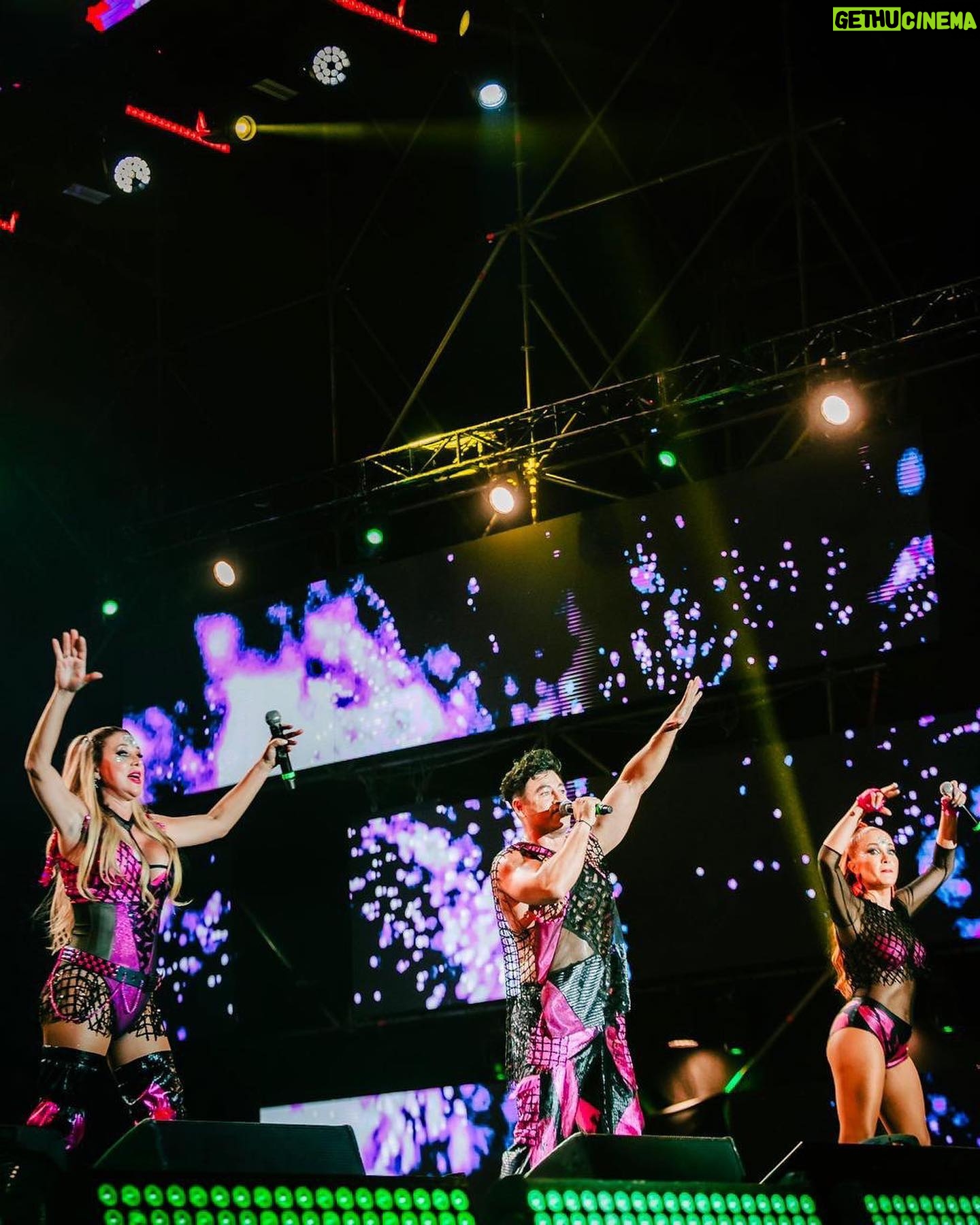 Flaviana Seeling Instagram - Gracias mi gente!!! Que manera de llenar mi corazón de amor, Alegría y cariño🙏❤️. Lo pasamos increíble en el Festival de Las Condes!! Fue una noche llena de emociones y estoy aún con la adrenalina a tope! También estoy muy feliz de que pude regalar una entrada doble y de todos los que participaron en el sorteo, para el próximo intentaré regalar mas para ustedes! Solo puedo decirles gracias, gracias, gracias 🙏. ¿Les gustaría otro show como este? 👀 los leo!! #FlavianaSeeling #axebahia #festival