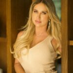 Flaviana Seeling Instagram - ¡Corazones vibrantes! Hoy quiero recordarte que cada día es una nueva oportunidad para ser la mejor versión de ti mismo. 💪🌟 Te invito a unirte a Soy Vibrante, donde encontrarás una guía para inspirarte y motivarte en tu camino hacia el éxito y la felicidad. ¿ Estás listo para brillar con nosotros? 🚀 ❤️. #soyvibrante #comunidad #coaching #flavianaseeling #amorpropio #cursos #nuevasenergias Foto by @undress_mag @renaissancesantiagohotel @pablopollmann @soy.vibrante