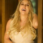 Flaviana Seeling Instagram - ¡Corazones vibrantes! Hoy quiero recordarte que cada día es una nueva oportunidad para ser la mejor versión de ti mismo. 💪🌟 Te invito a unirte a Soy Vibrante, donde encontrarás una guía para inspirarte y motivarte en tu camino hacia el éxito y la felicidad. ¿ Estás listo para brillar con nosotros? 🚀 ❤️. #soyvibrante #comunidad #coaching #flavianaseeling #amorpropio #cursos #nuevasenergias Foto by @undress_mag @renaissancesantiagohotel @pablopollmann @soy.vibrante