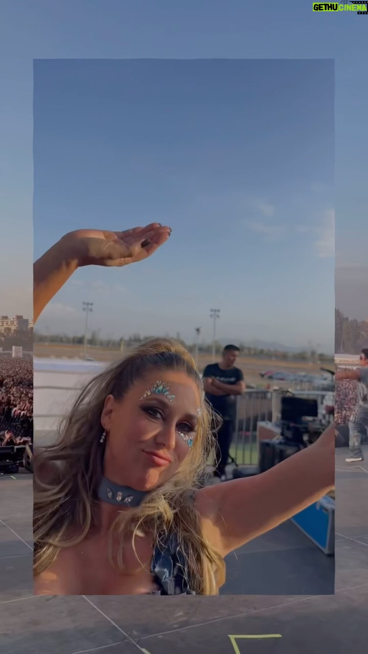 Flaviana Seeling - 3 Likes - Lo que soy, lo que amo…Al mundo vine a entregar alegría y amor…
Por siempre, Fla 🤍
.
.
#axebahia #flavianaseeling #axe #baile #dance #fiestadelmemo #envivo #dance #alegria #livedance #drone #soyvibrante #comunidad