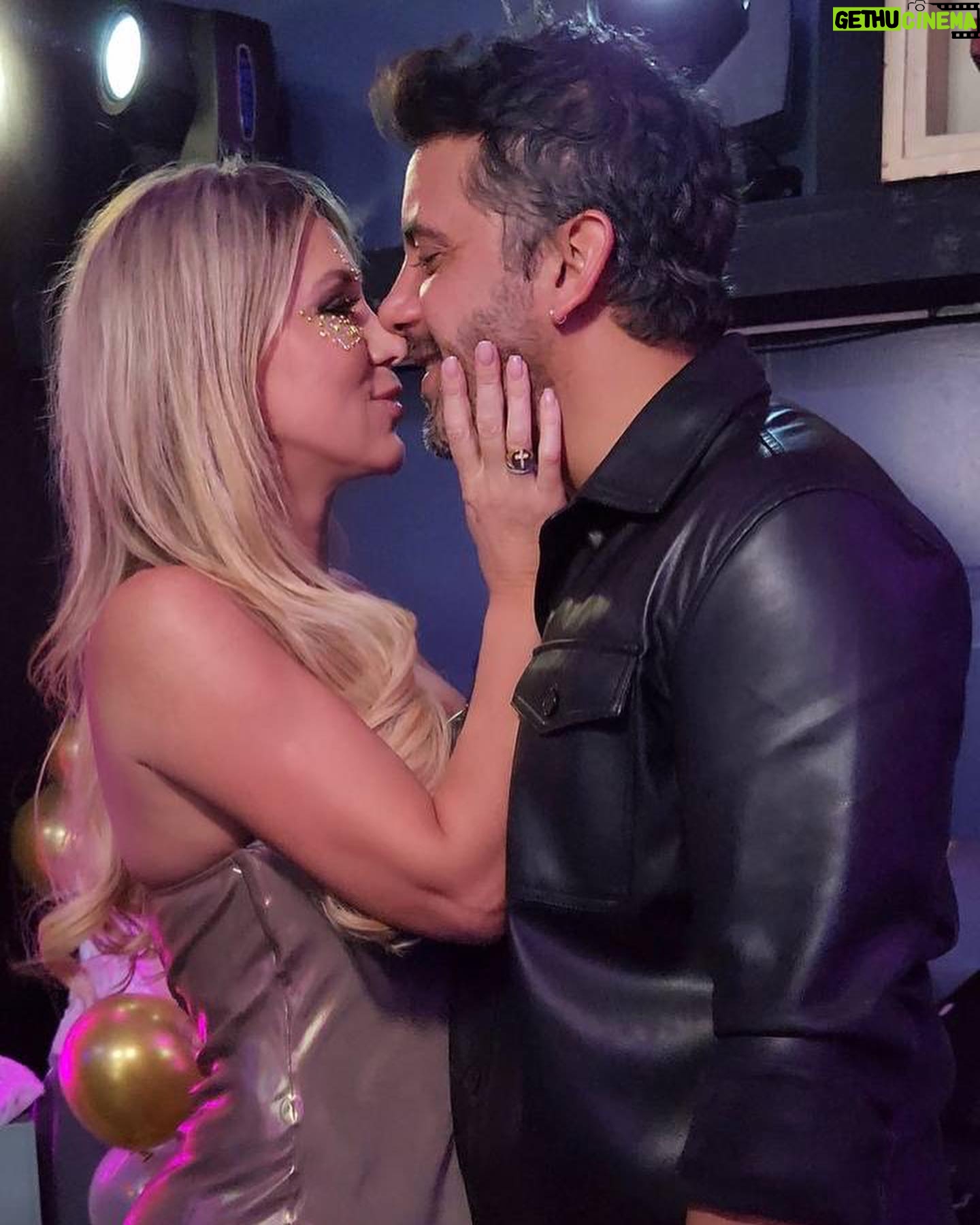 Flaviana Seeling - 4.1K Likes - Estamos tan felices juntos y con nuestra familia💕, que hemos tomado una decisión muy importante.
Tenemos un camino por recorrer para llegar a lo que tanto queremos y queremos vivirlo con ustedes…🤭
Que creen que será? Los leemos 👀